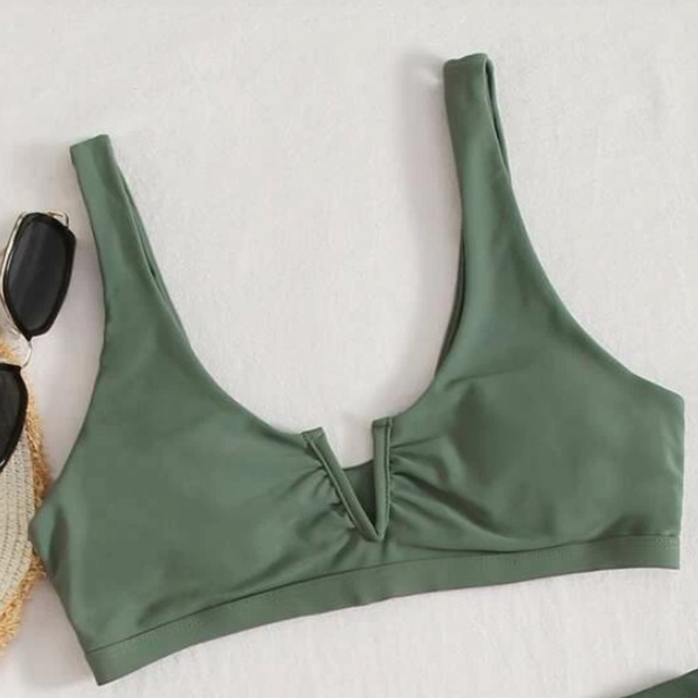Solid V wired bikini top